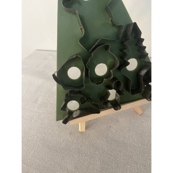 Vintage HOAN Green Christmas Tree Cookie Cutter Stand With 8 Assorted Metal Cutt - Picture 4 of 8